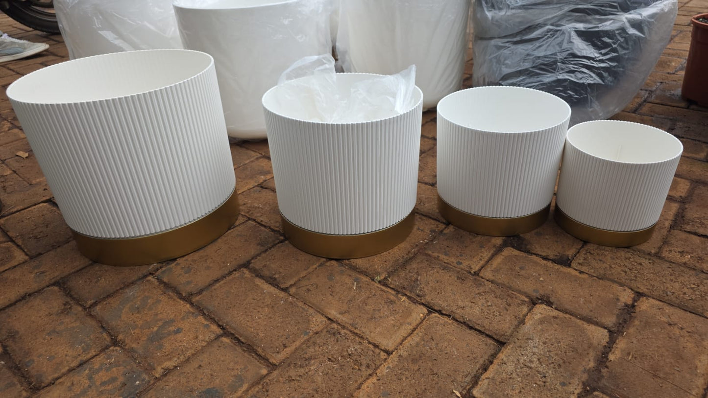 Plastic Pot, Gold Plate